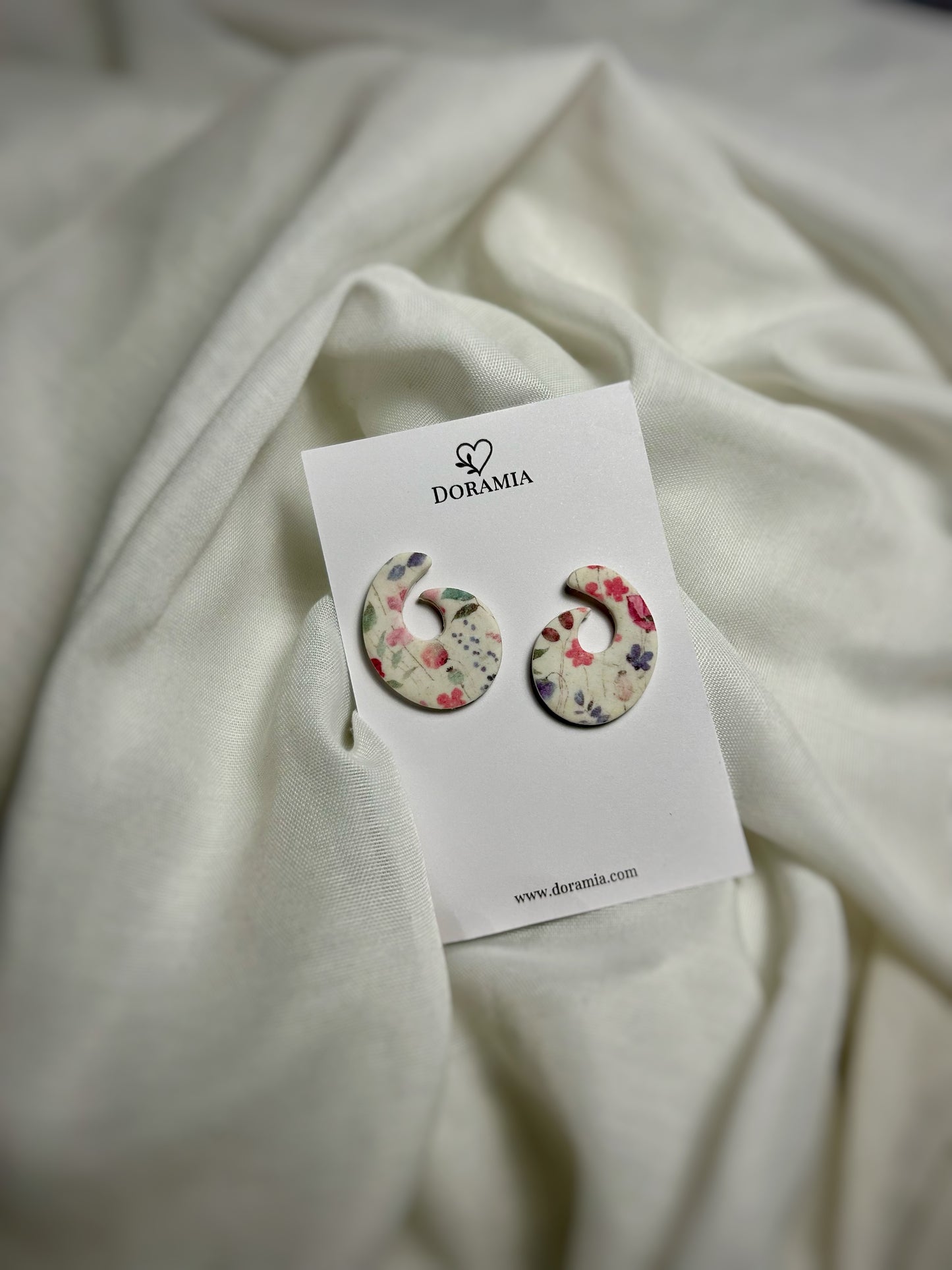 Cercei mini C din lut polimeric lucrați manual