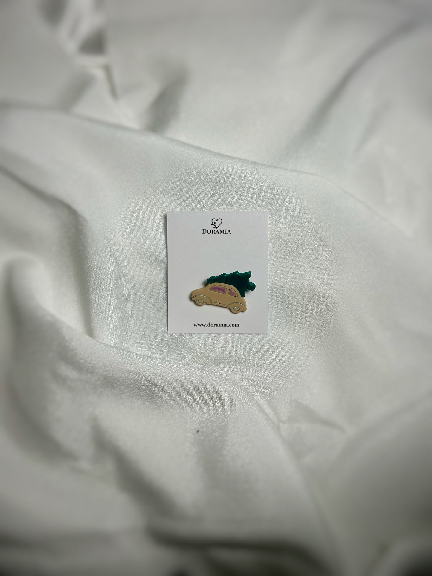 Broșă mașină din lut polimeric lucrată manual