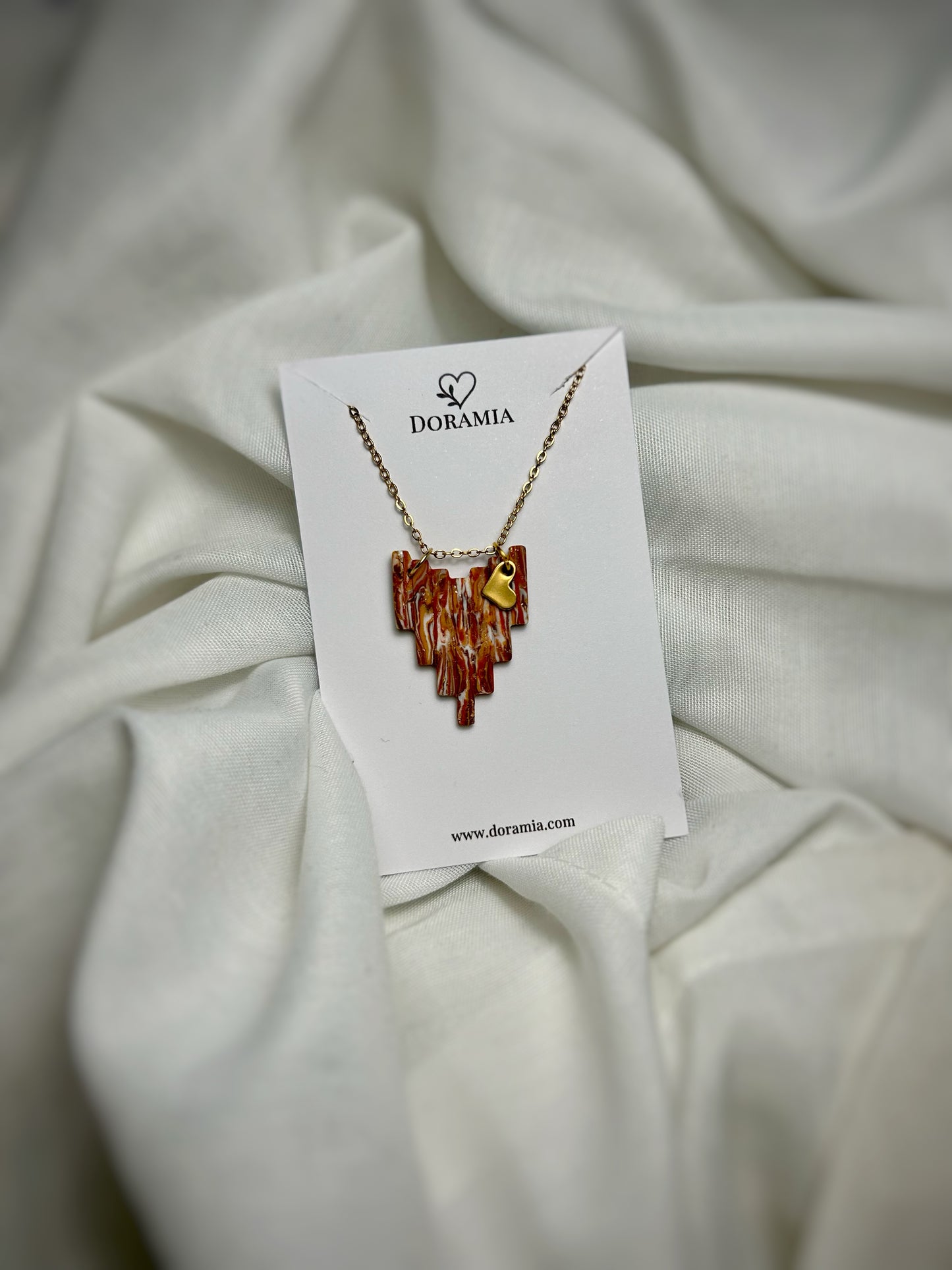 Colier pandativ asimetric din lut polimeric lucrat manual