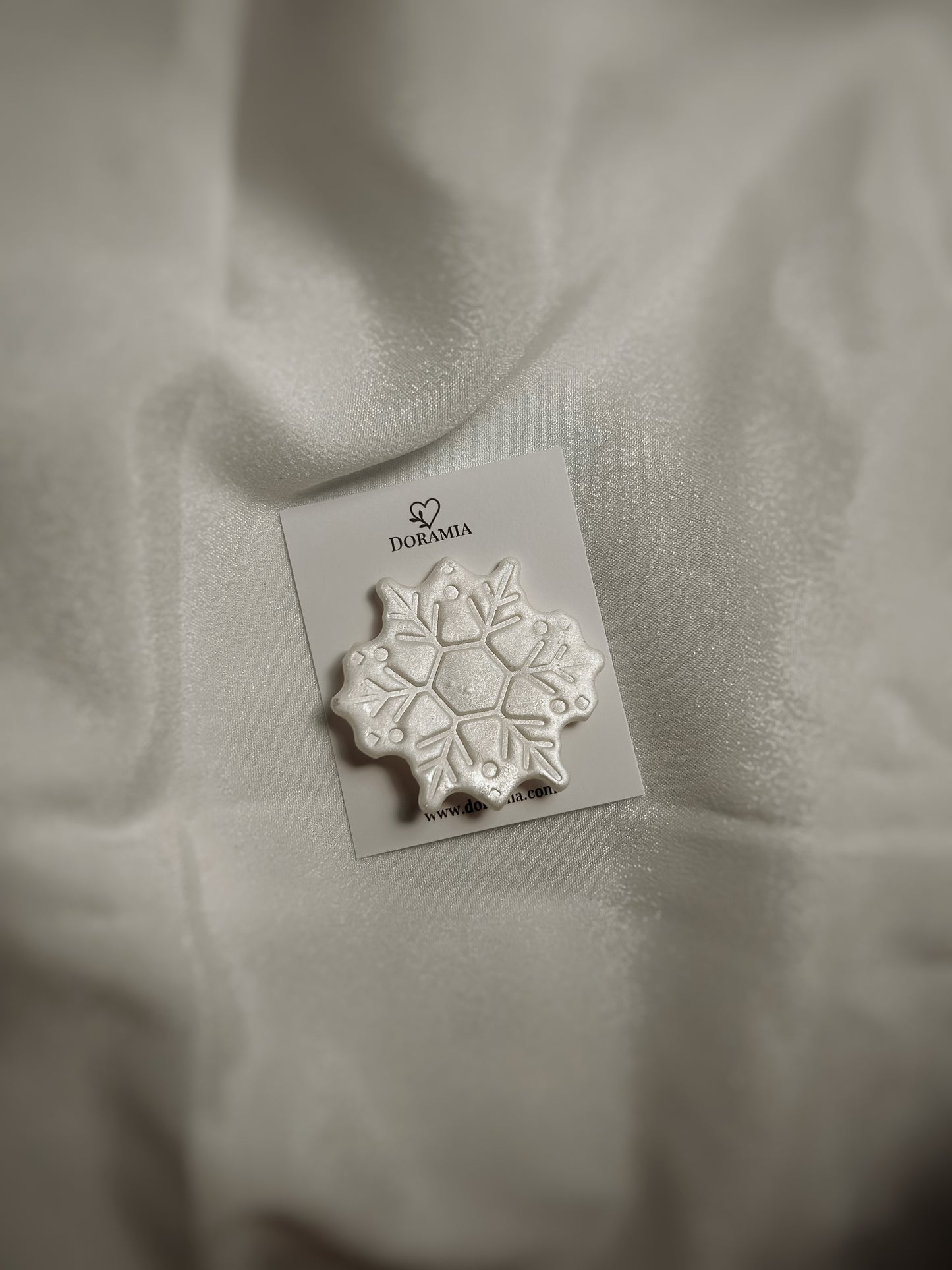 Broșă fulg zăpadă din lut polimeric lucrată manual