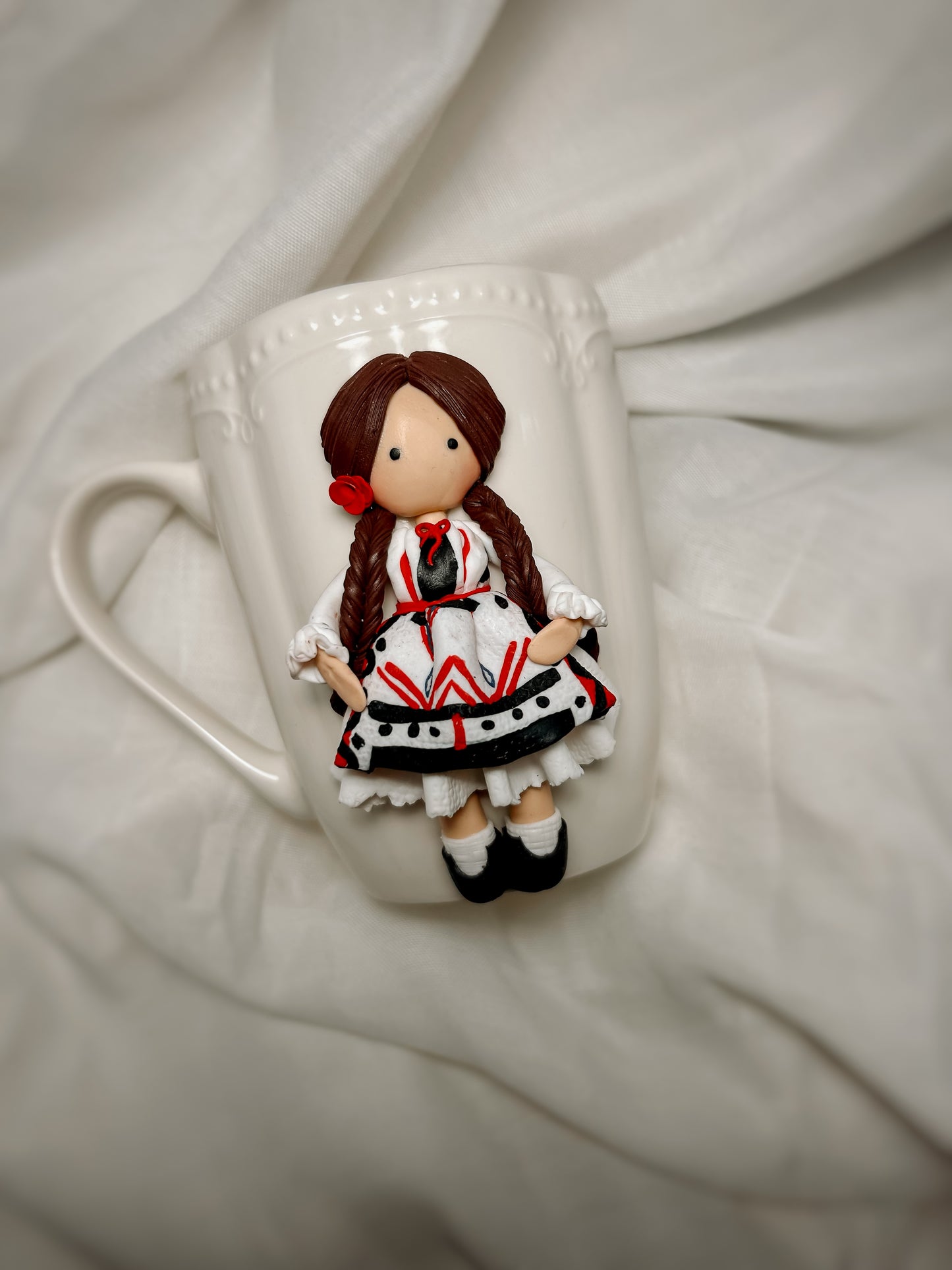 Cană păpușa Maria din lut polimeric lucrată manual