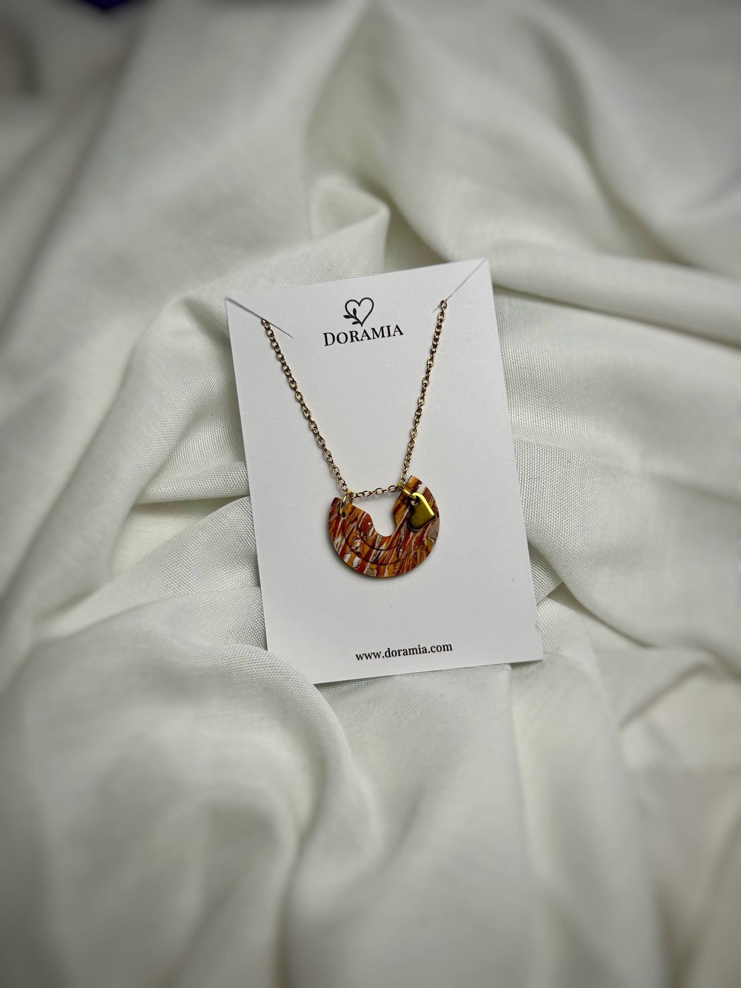 Colier pandativ asimetric rotund din lut polimeric lucrat manual