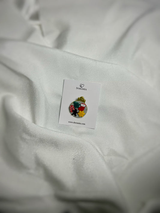 Broșă glob din lut polimeric lucrată manual