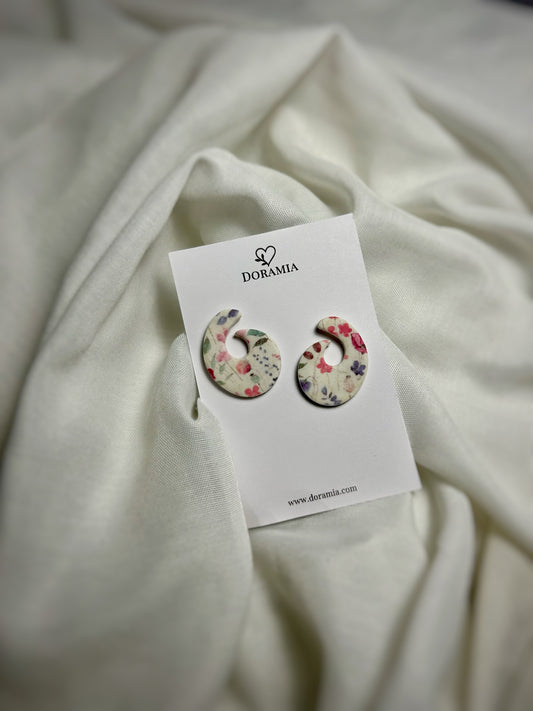 Cercei mini C din lut polimeric lucrați manual