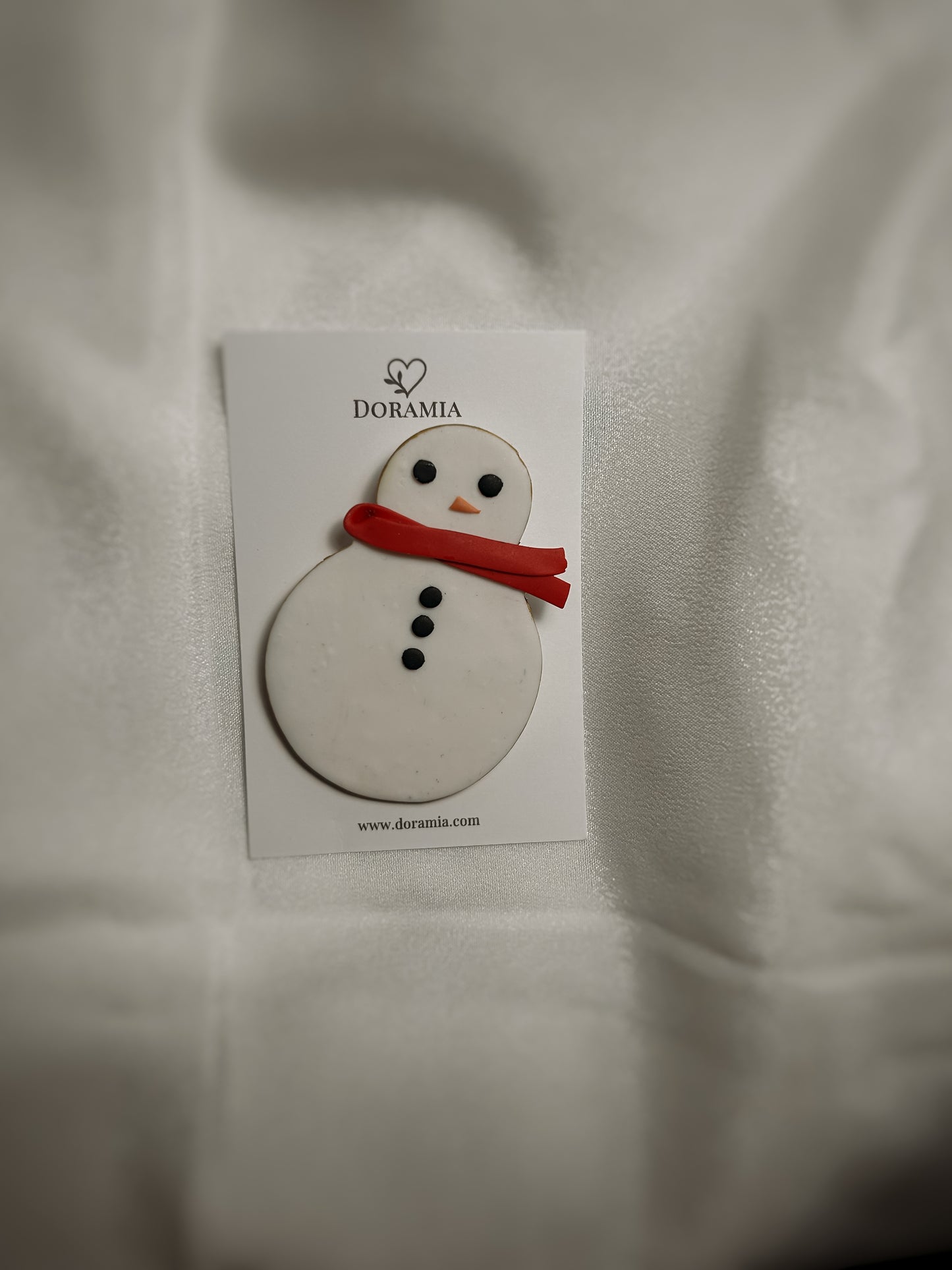 Broșă om zăpadă din lut polimeric lucrată manual