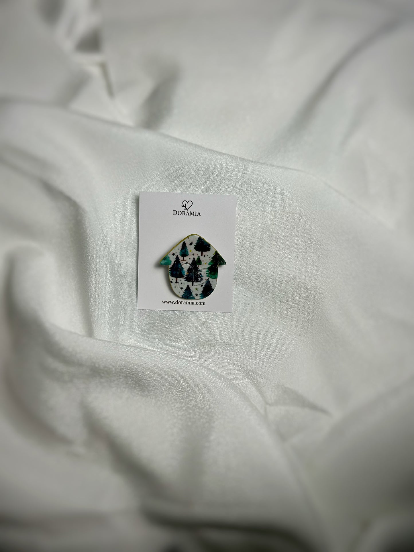 Broșă acasă iarna din lut polimeric lucrată manual