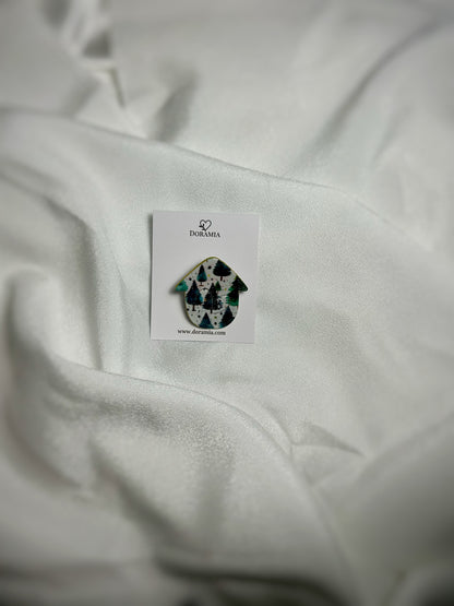 Broșă acasă iarna din lut polimeric lucrată manual