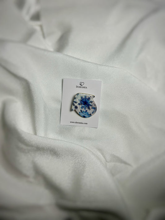 Broșă acasă iarna din lut polimeric lucrată manual