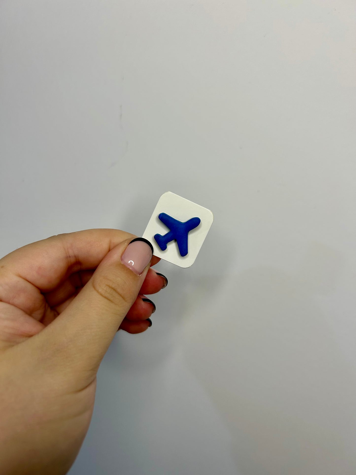 Pin avion din lut polimeric lucrat manual