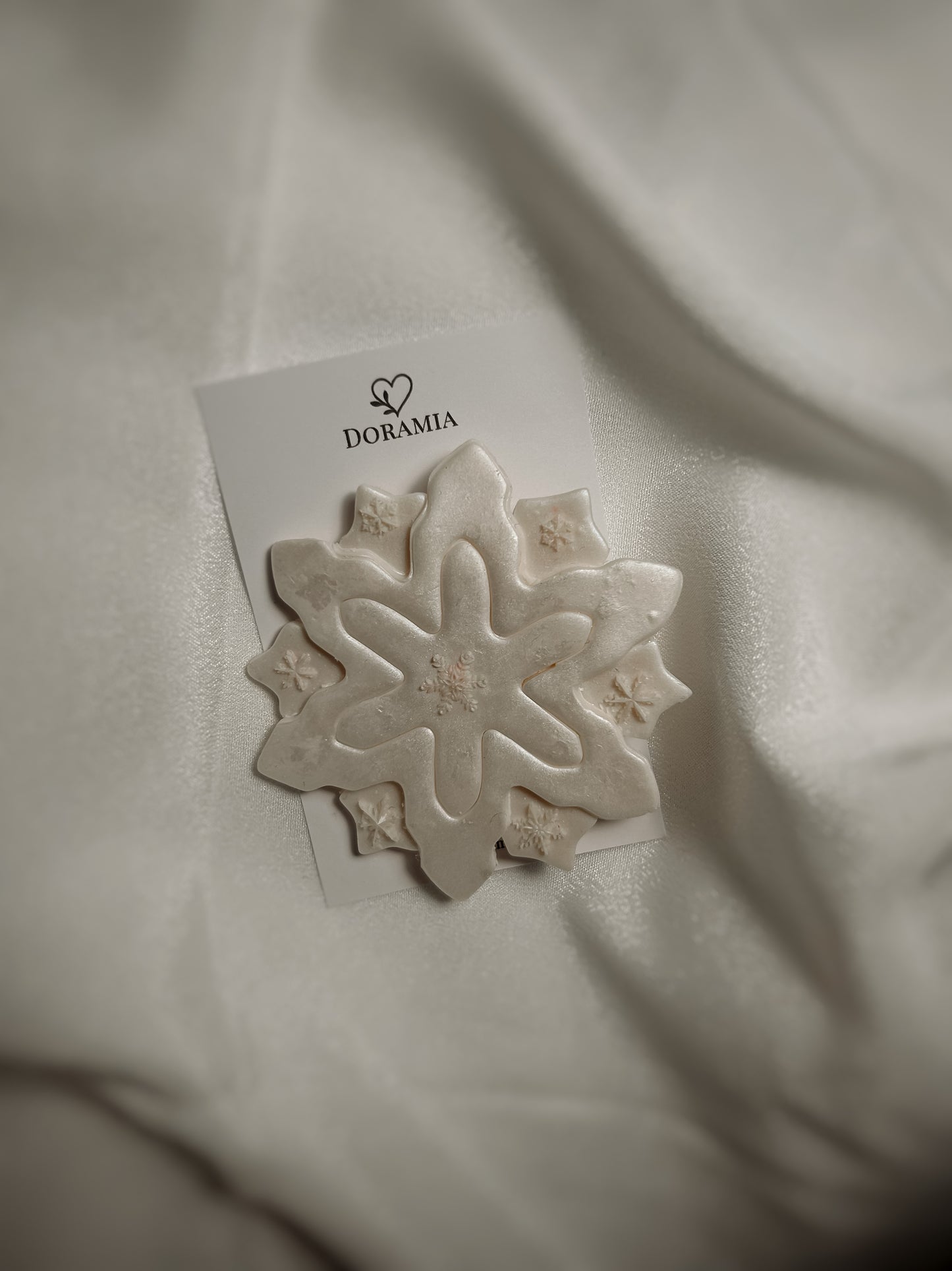 Broșă fulg din lut polimeric lucrată manual