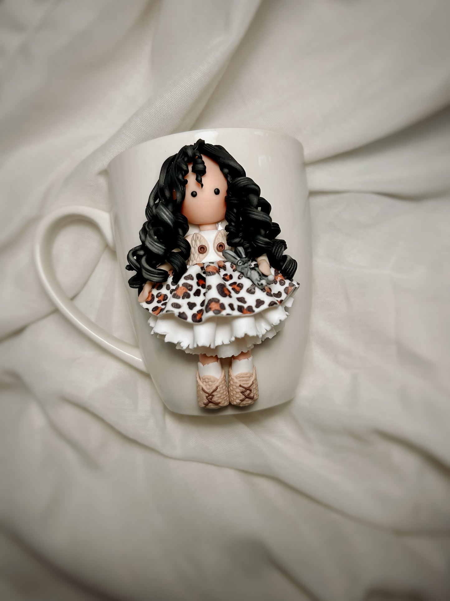 Cană păpușa Gia din lut polimeric lucrată manual